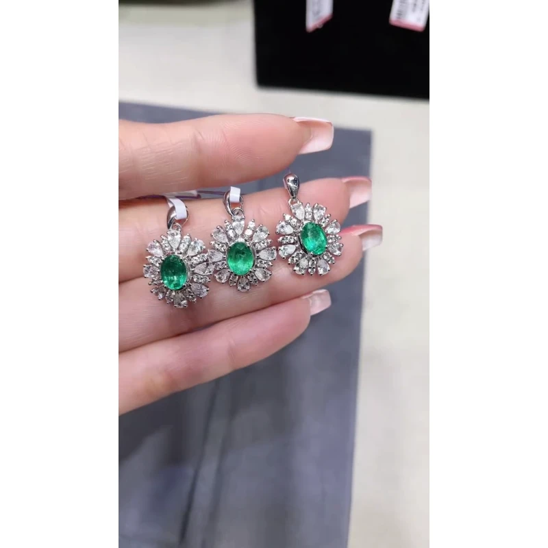 18K金镶嵌祖母绿吊坠 多样性发其一 约0.78ct