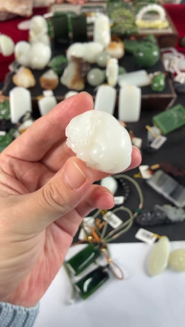 颈饰未镶嵌和田玉吊坠