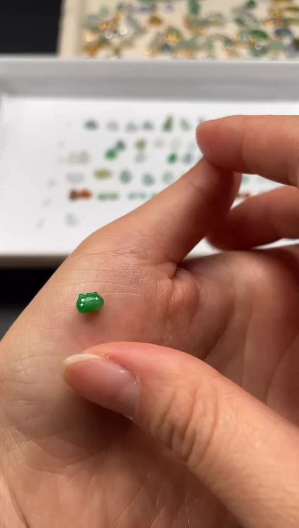 吊坠(不含链)18K金镶嵌翡翠一个JK637