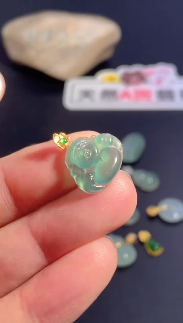 颈饰18K金镶嵌翡翠