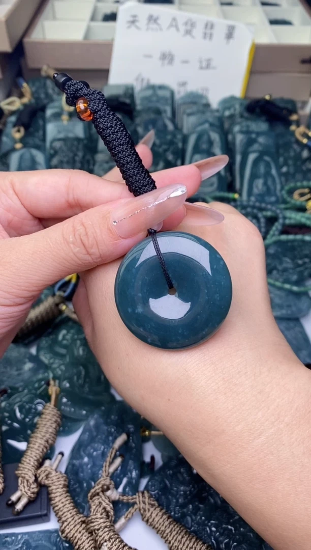 颈饰未镶嵌翡翠
