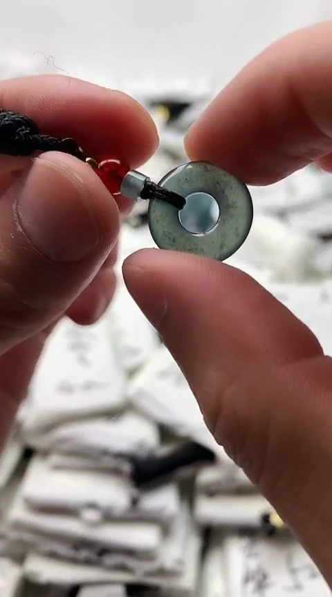 翡翠未镶嵌颈饰平安扣