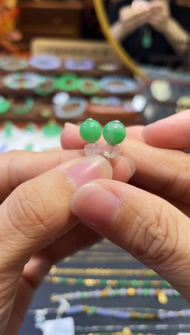 颈饰18K金镶嵌翡翠耳钉