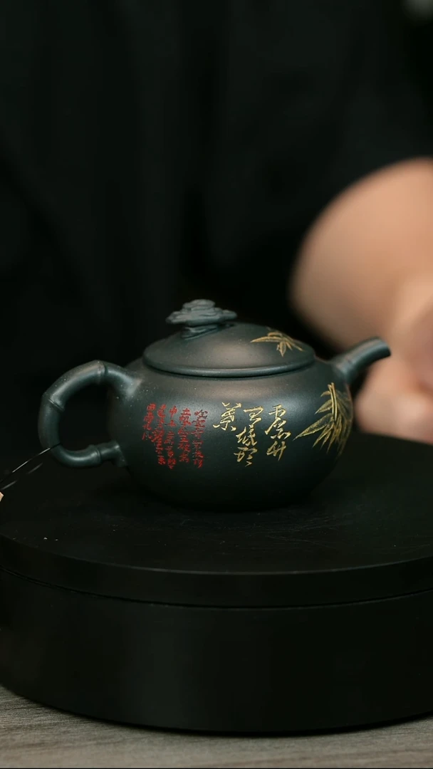 茶壶紫砂质*H2201余海燕描金竹刻太湖石