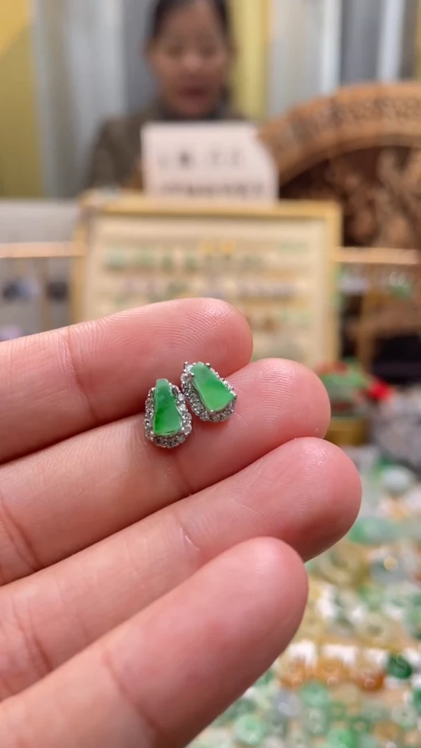 颈饰未镶嵌翡翠无事牌耳钉一对