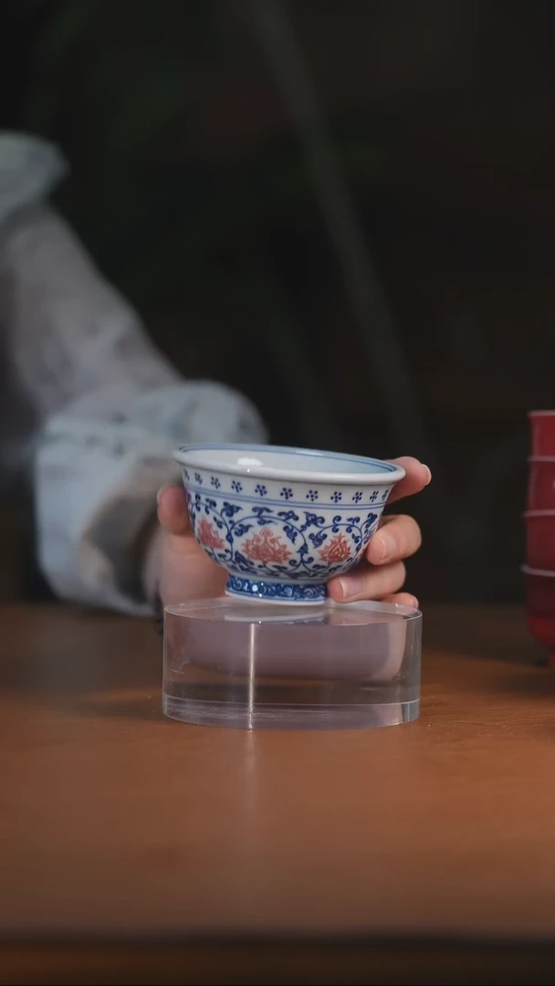 青花釉里红缠枝莲压手杯