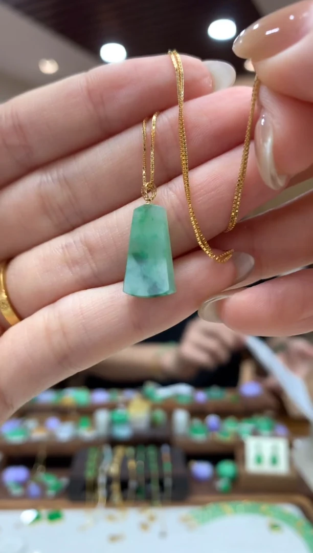 翡翠18K金镶嵌吊坠(赠链)无事牌 送银链