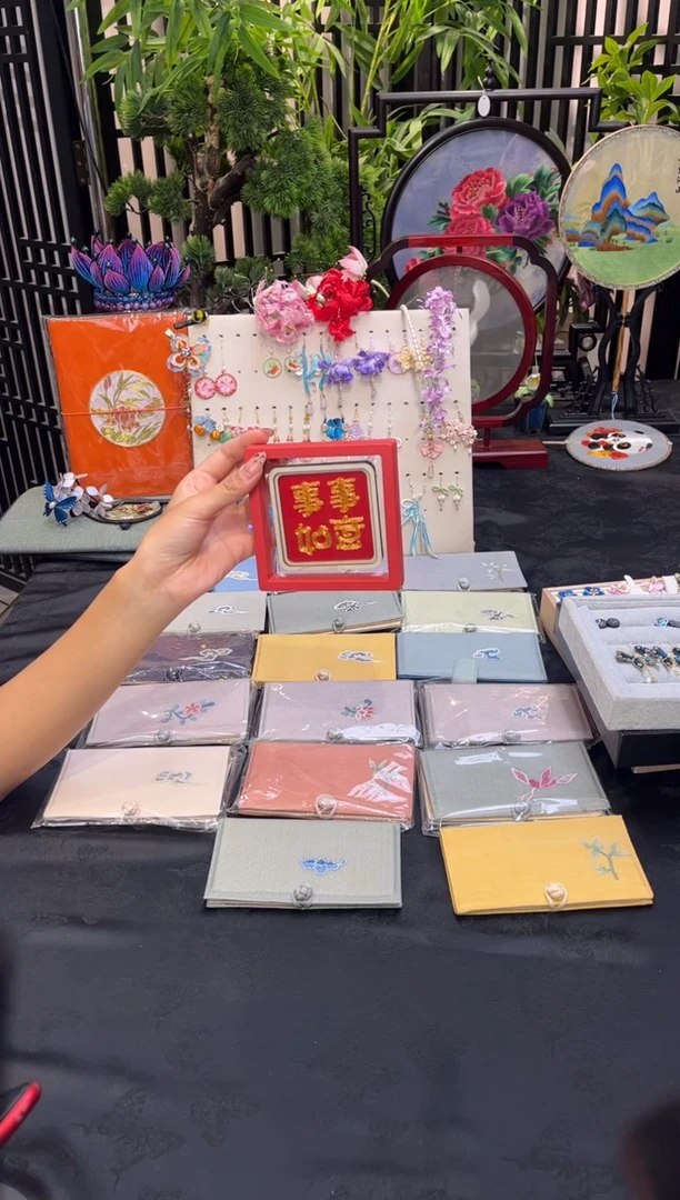 织绣浮**爱非遗苏绣饰品