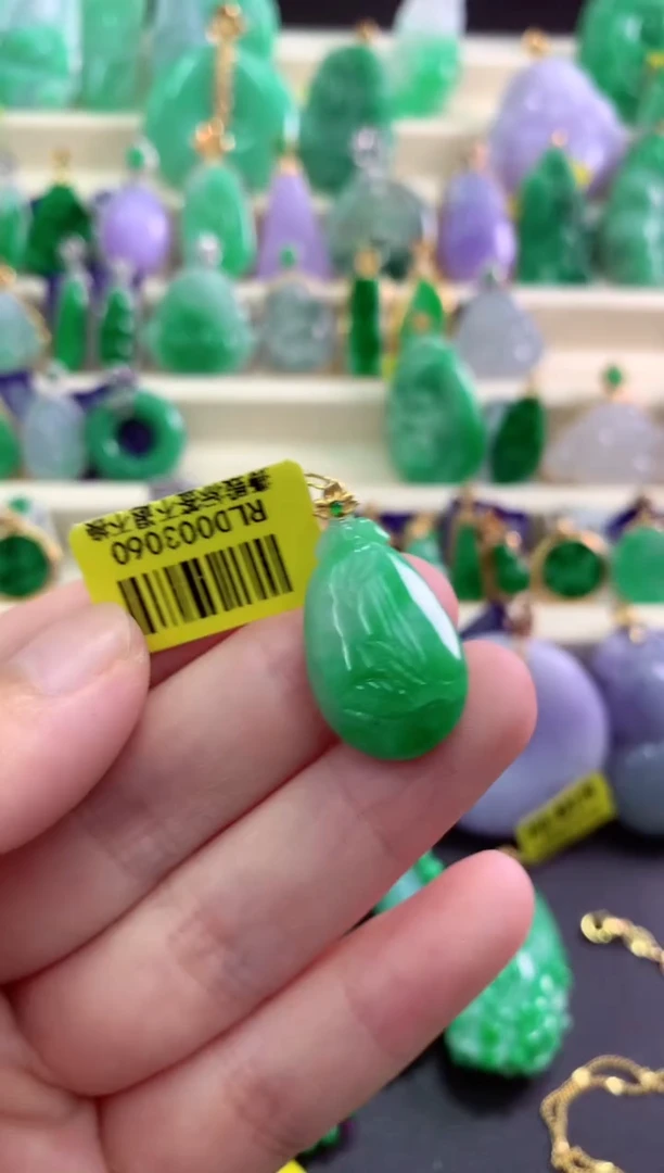 颈饰18K金镶嵌翡翠挂件