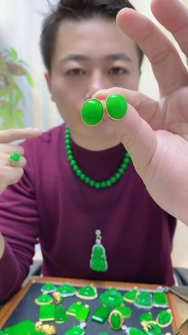 14K金镶嵌翡翠耳饰翡翠耳钩