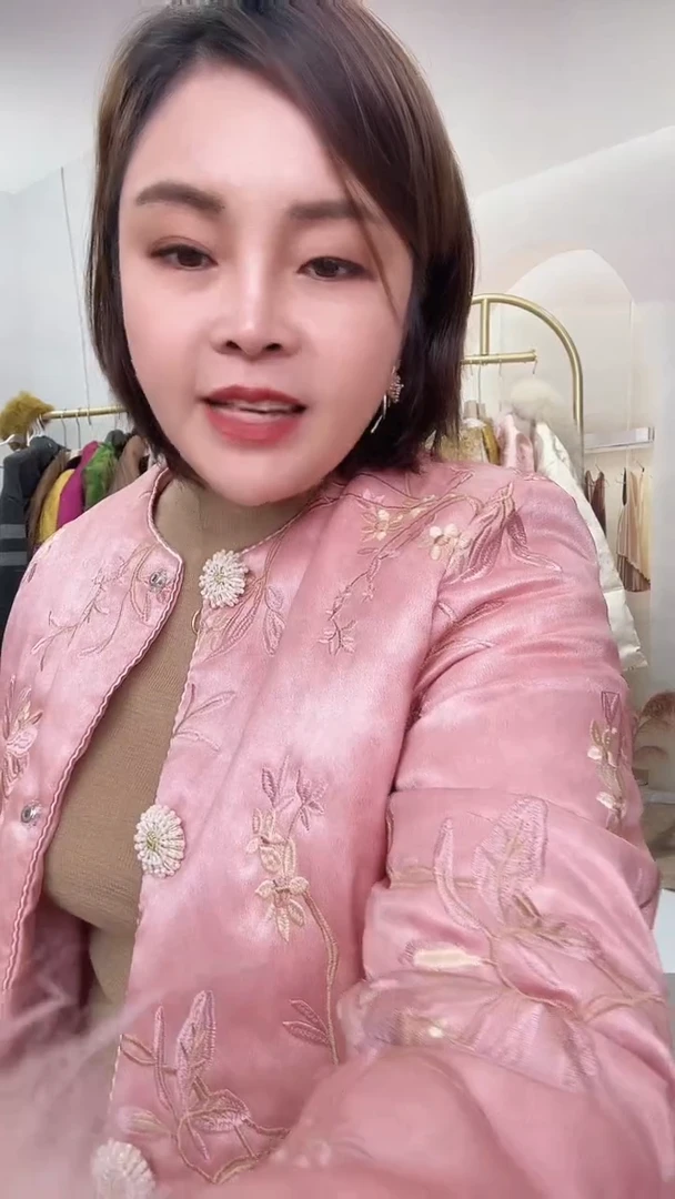 9号粉色刺绣羽绒服1件    尺码备注
