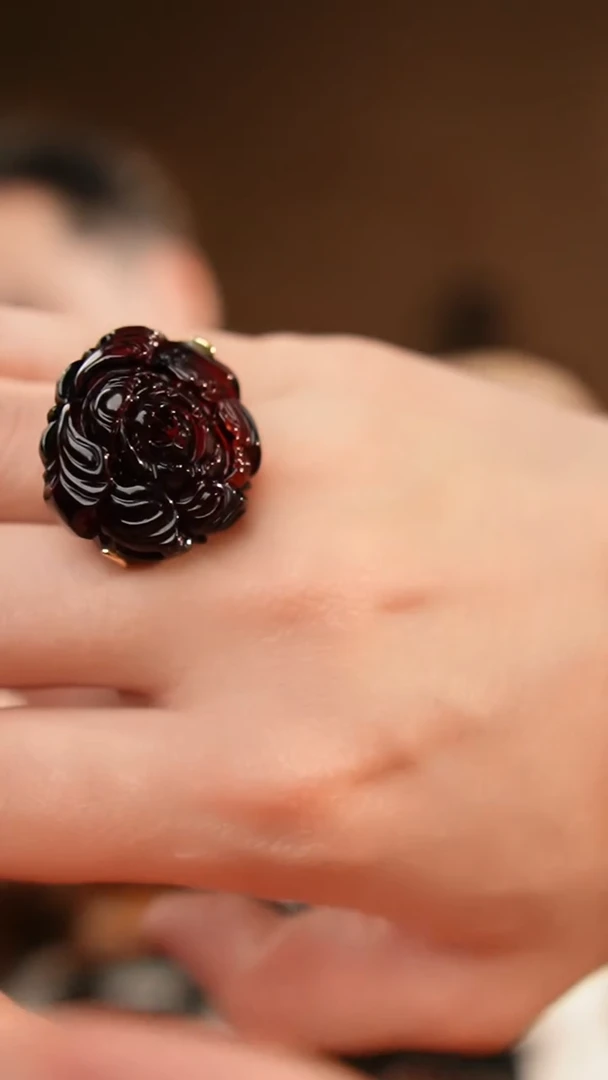 琥珀颈饰银S925镶嵌血珀牡丹花戒指