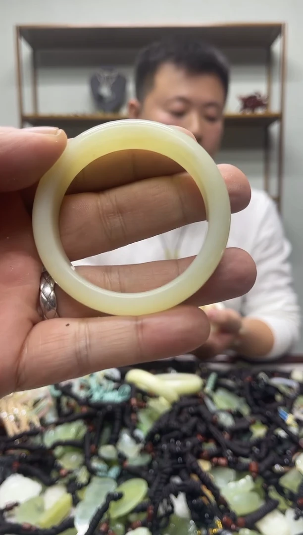 未镶嵌蛇纹石玉手镯邓****阁·