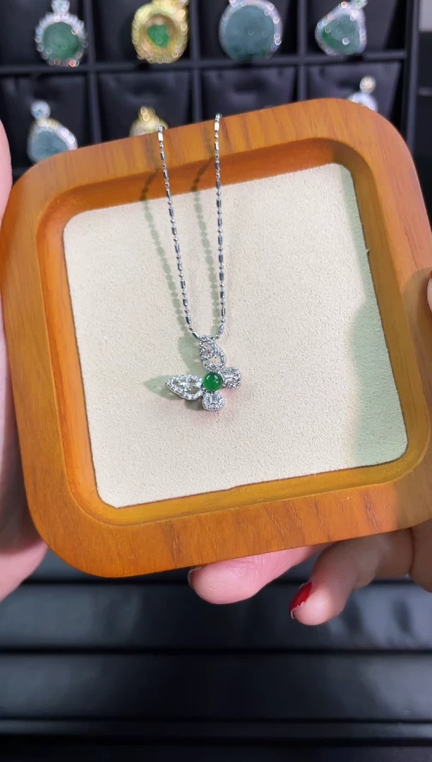 【闪购商品】翡翠吊坠(赠链)未镶嵌蝴蝶吊坠