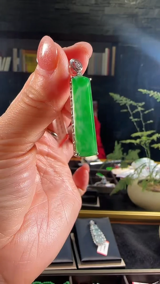 【闪购商品】翡翠吊坠(不含链)18K金镶嵌天然翡翠无事牌
