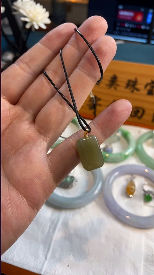 颈饰18K金镶嵌和田玉（糖玉）5082号