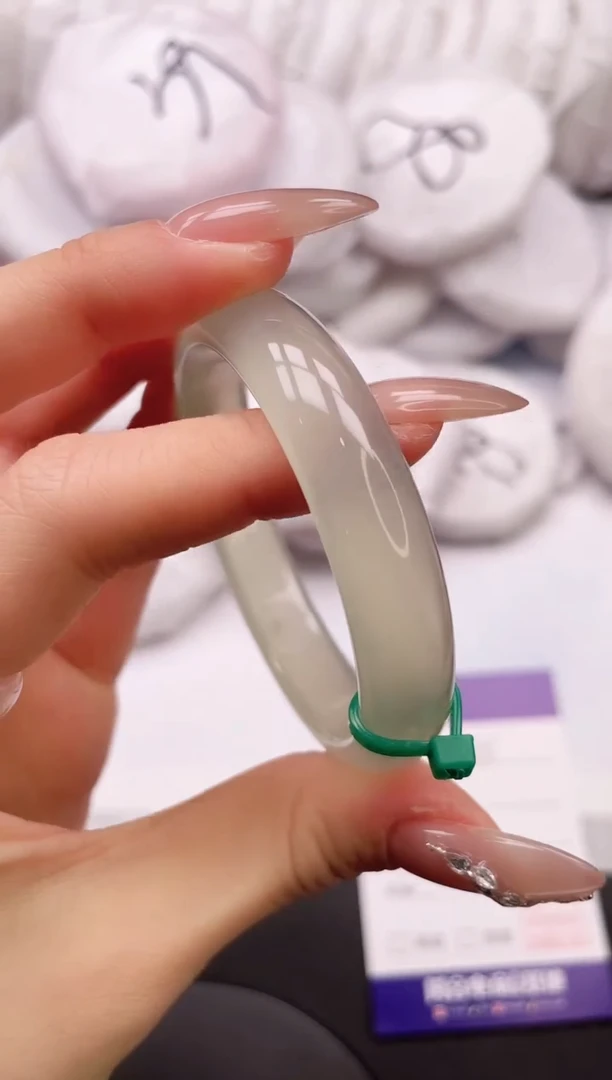 【闪购商品】石英质玉手镯未镶嵌24K185-51