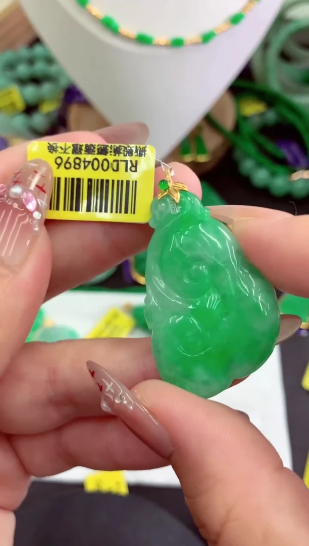 翡翠18K金镶嵌颈饰挂件