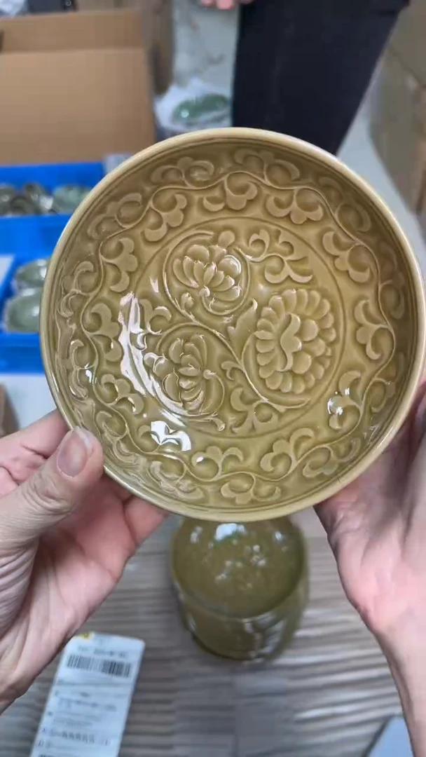 陶瓷姜黄色 秘色小菊纹盘 （一个）