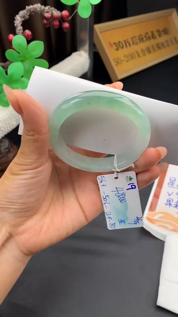 未镶嵌手镯翡翠s****8自带#送人#，联系客服核对地址~