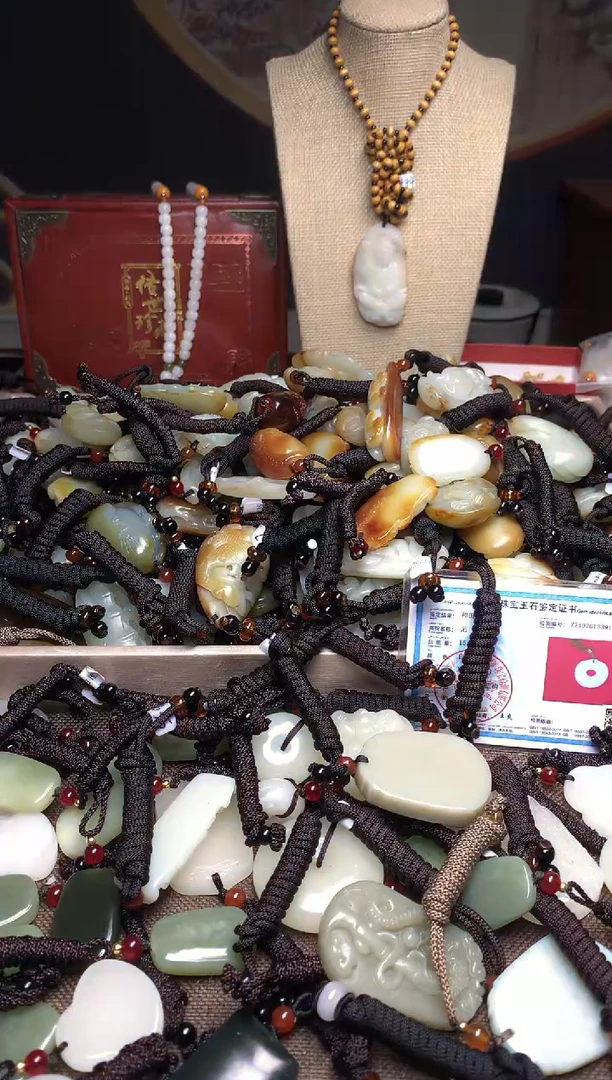 颈饰未镶嵌和田玉.