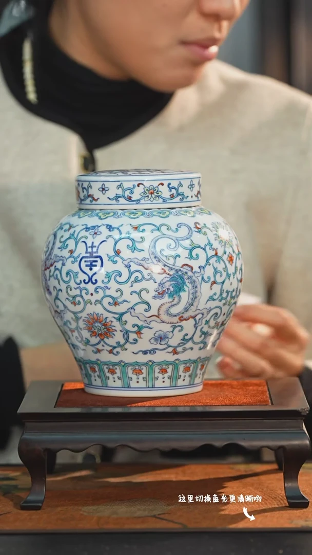 【闪购商品】馆藏级斗彩女将军—涂杏花大师