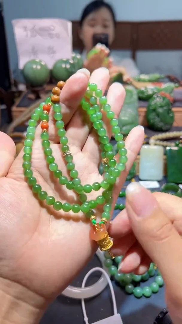 颈饰未镶嵌和田玉（碧玉）1