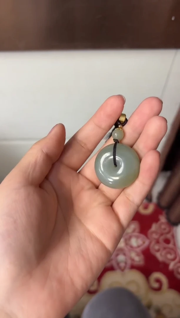 【闪购商品】和田玉吊坠(赠链)未镶嵌且末微色差近矿吊坠