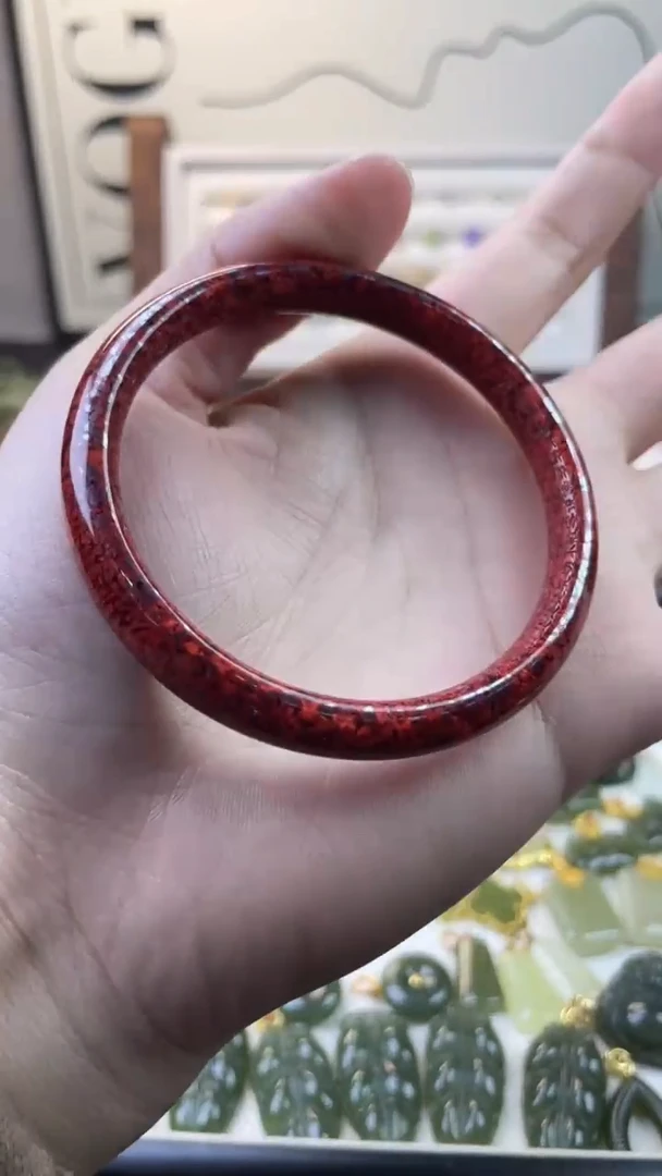 未镶嵌手镯和田玉朱砂（不是和田玉）