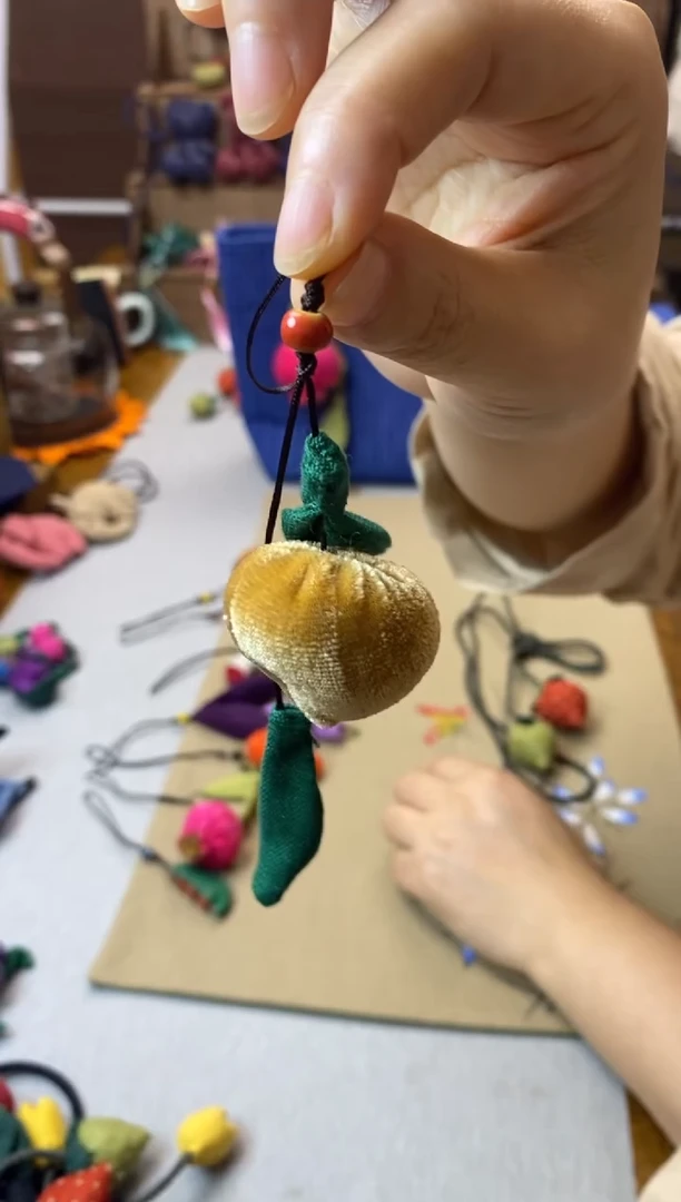 丝绒黄色小桃子手机挂
