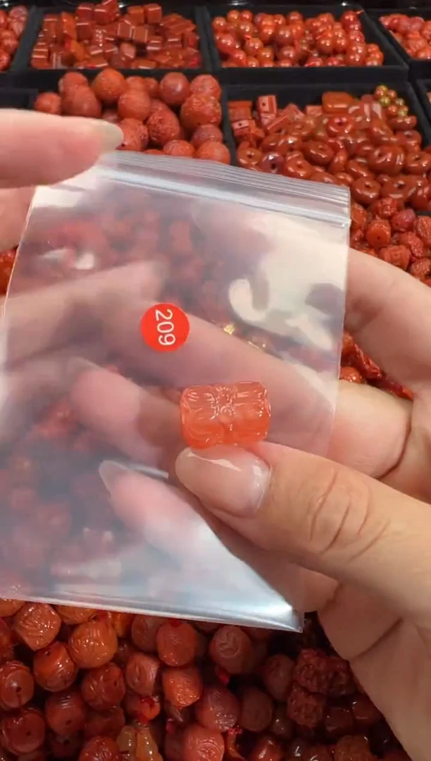 南红玛瑙未镶嵌颈饰1