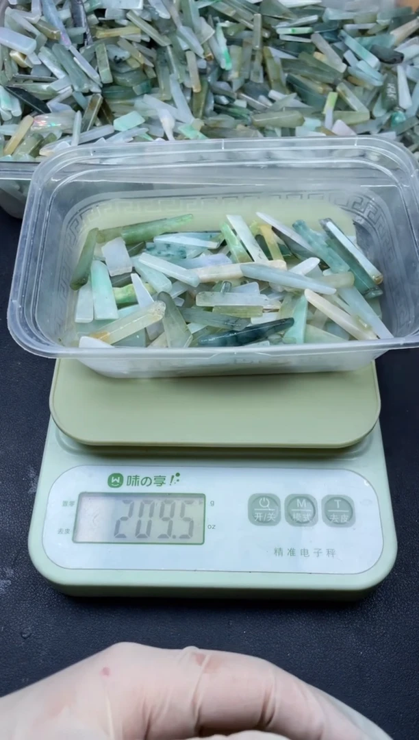 【闪购商品】翡翠颈饰未镶嵌天然翡翠边角小号200克12