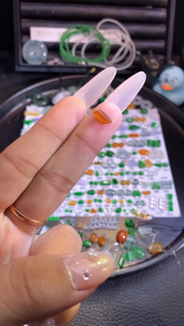 翡翠挂件未镶嵌切割