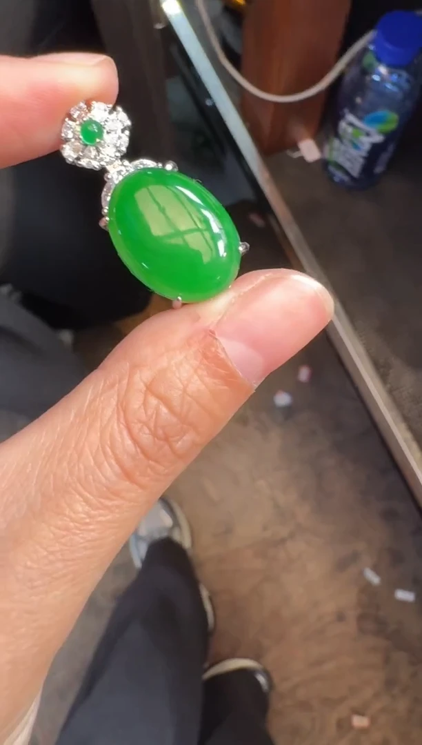 未镶嵌定制翡翠翡翠A货有轻微色差属于正常现象，鸽子蛋1