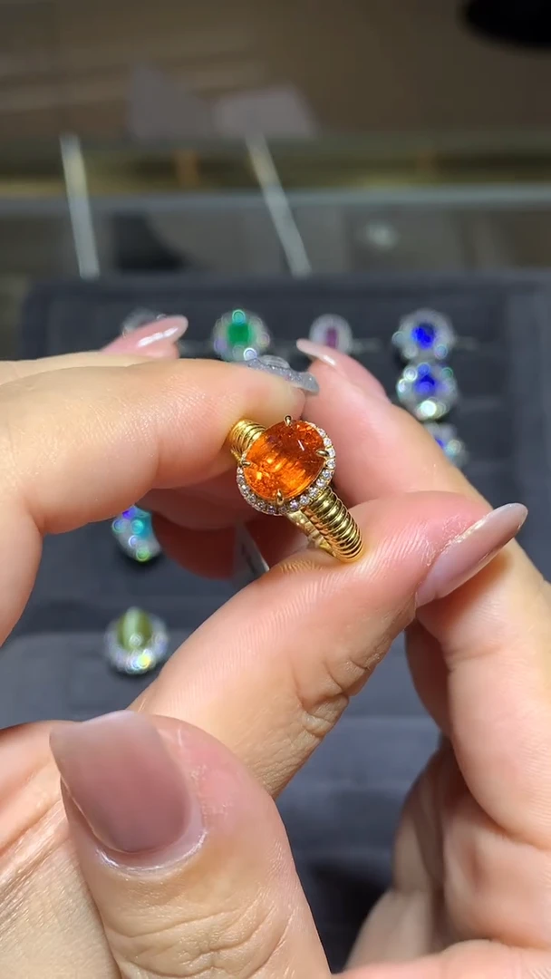 18K金镶嵌戒指石榴石（芬达石）3.15CT