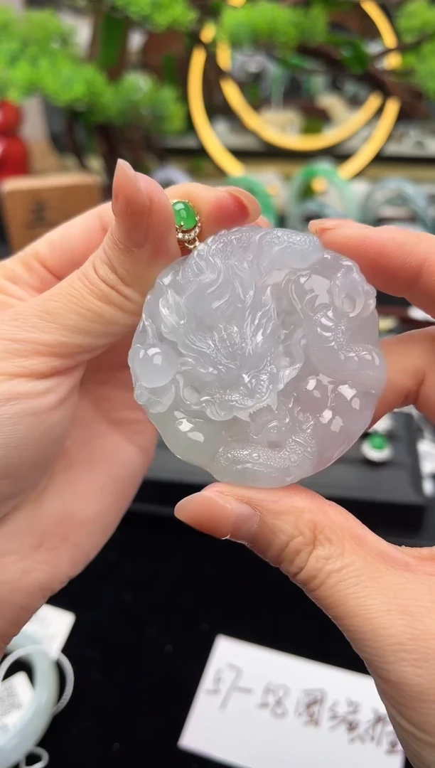 颈饰18K金镶嵌翡翠吊坠