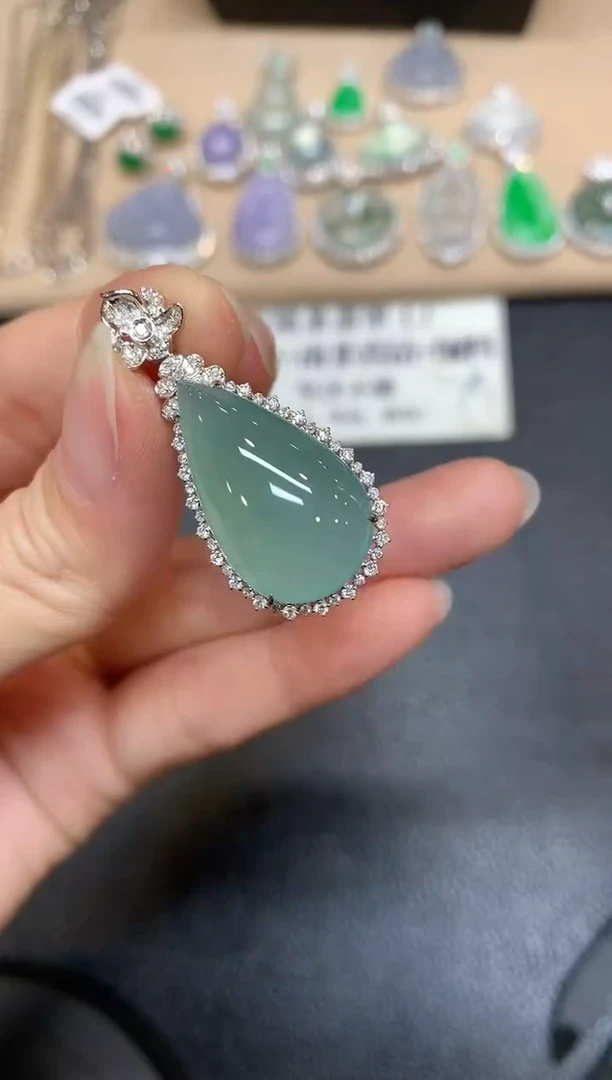 翡翠18K金镶嵌颈饰水滴【无服务费