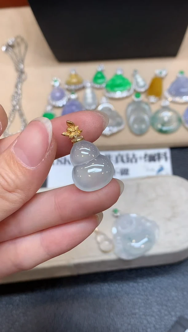 颈饰18K金镶嵌翡翠葫芦【无服务费