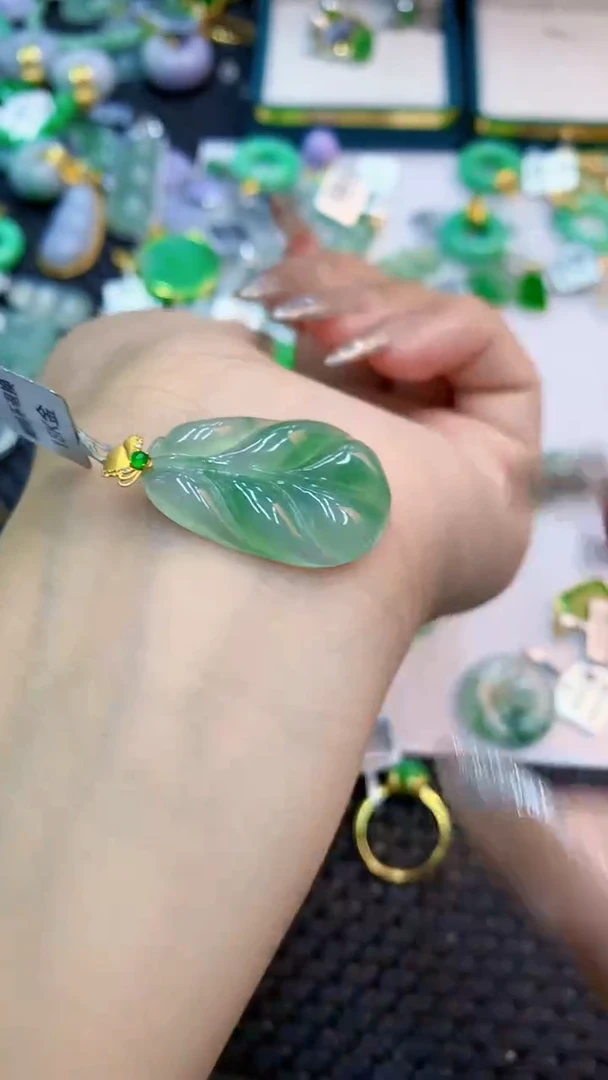 颈饰18K金镶嵌翡翠1