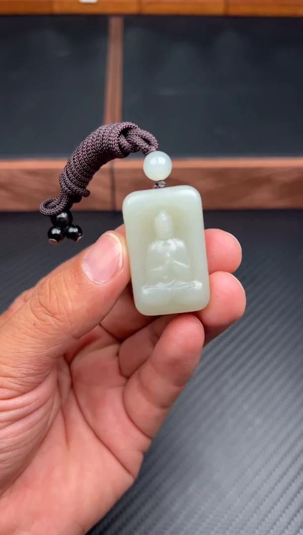 吊坠(赠链)未镶嵌和田玉且末微色差近矿