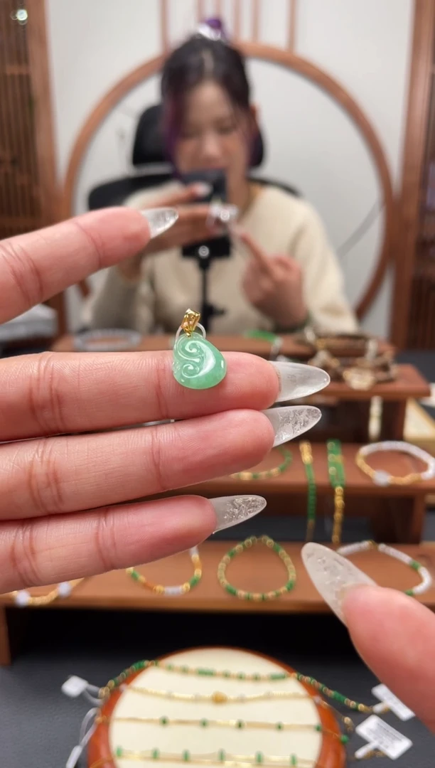 【闪购商品】翡翠吊坠(不含链)18K金镶嵌一个  MK295