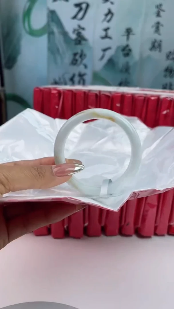 【闪购商品】翡翠手镯未镶嵌1翡翠手镯（微瑕）