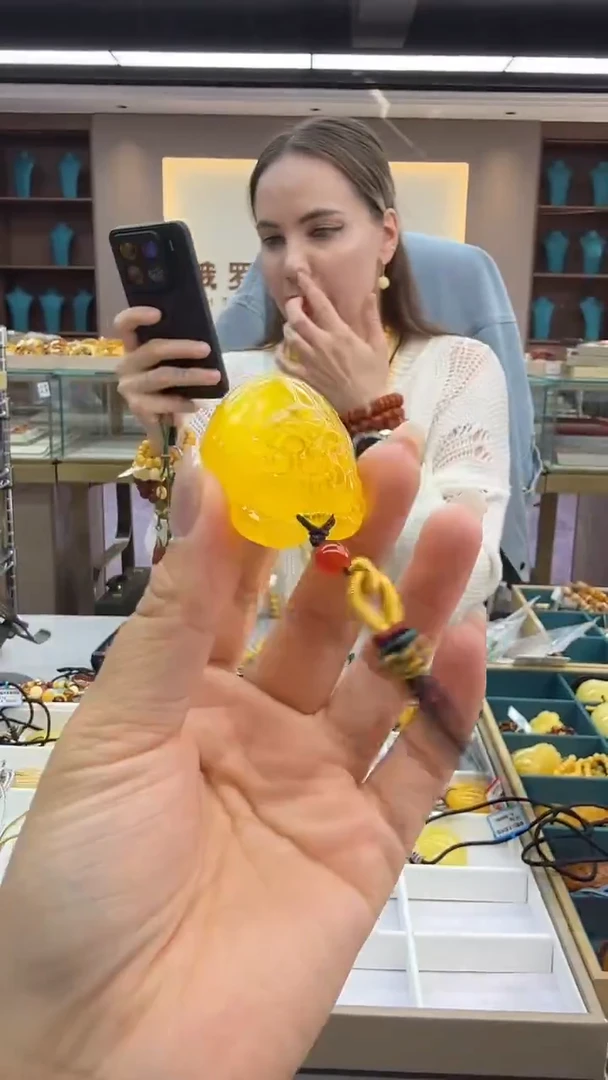 琥珀颈饰未镶嵌235秒拍号 假一罚三