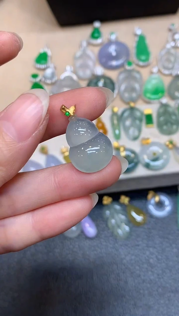 颈饰18K金镶嵌翡翠葫芦【无服务费