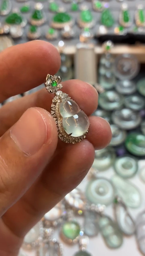吊坠(不含链)18K金镶嵌翡翠葫芦