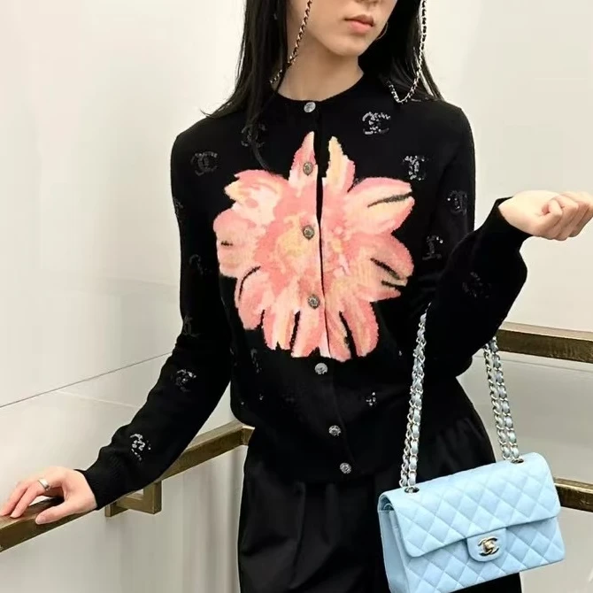 99新 Chanel/香奈儿  38码24S黑色拼粉色花朵镶双C亮片开衫