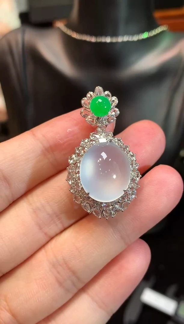 吊坠(赠链)18K金镶嵌翡翠满冰茅台白蛋面吊坠