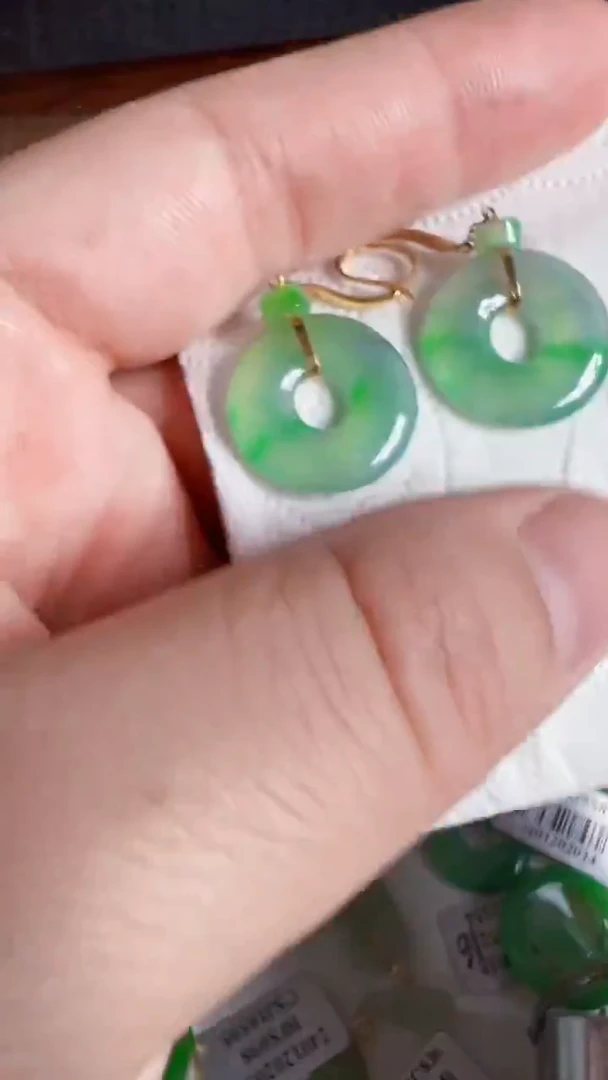 颈饰18K金镶嵌翡翠耳饰
