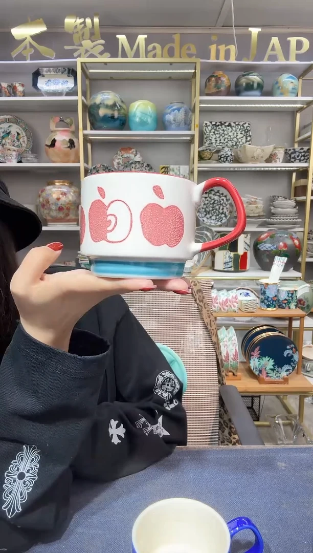 陶瓷井泽马克杯一只装苹果