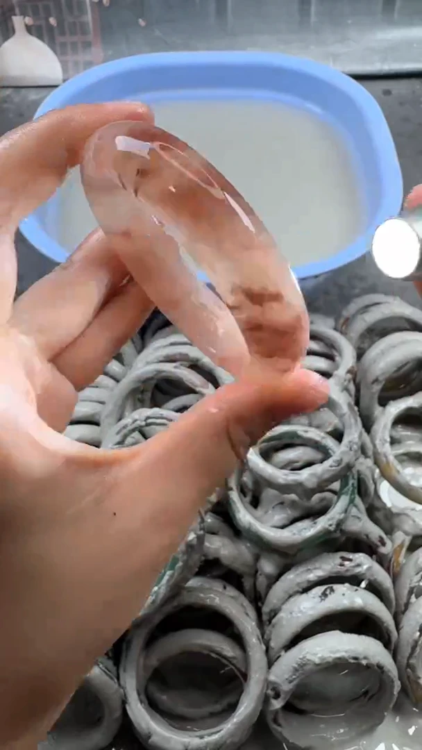 石英质玉手镯未镶嵌18